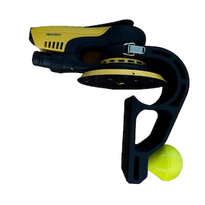 Puede incluir: Una lijadora eléctrica amarilla y negra con un soporte negro y una bola verde en el lateral. La lijadora tiene un puerto de aspiración de polvo y una etiqueta que dice "Mirka DEROS".
