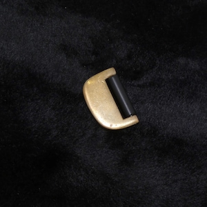 Pin's clé de saxophone - bijou artisanal laiton - instrument de musique