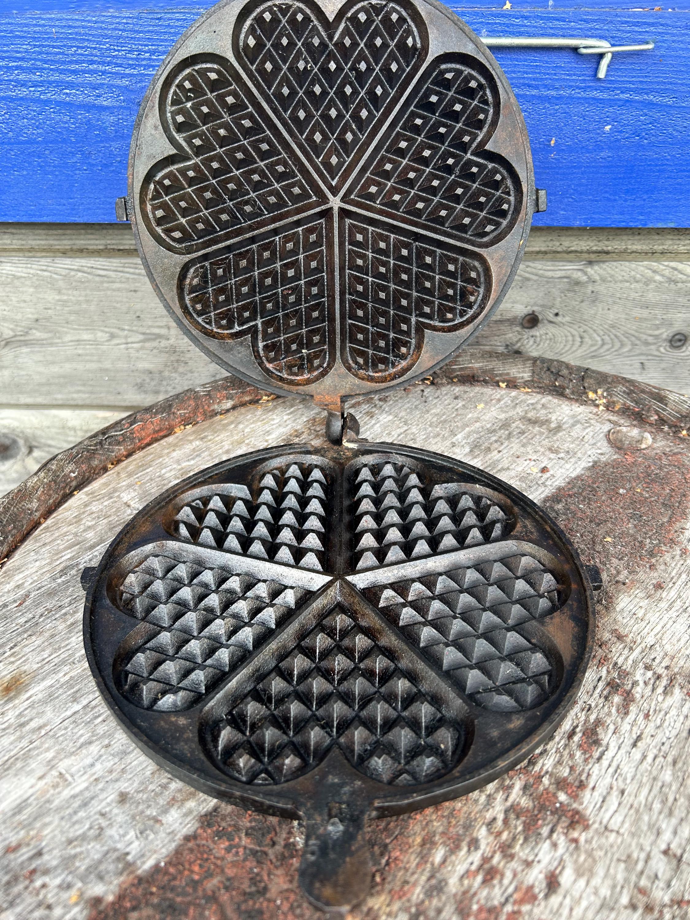 1920年代 スウェーデン 鋳鉄ワッフルメーカー Husqvarna Vintage Husqvarna Cast Iron Waffle Iron: Swedish No 10, Open Fire