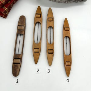 Lanzadera de barco de madera muy antigua con rodillos, tallada a mano, lanzadera de telar sueco antiguo, bobina de telar vintage, 4 diferentes, precio por unidad