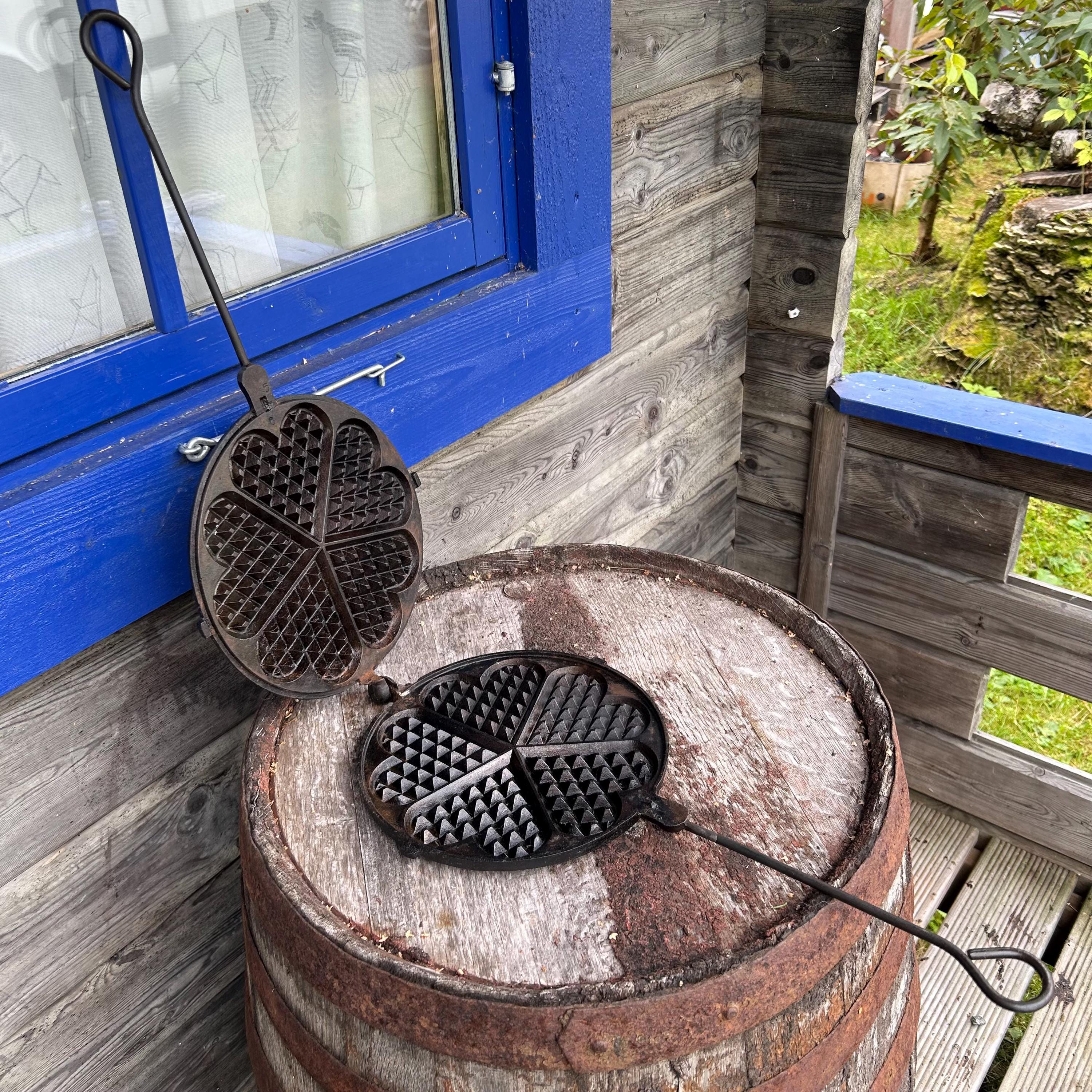 1920年代 スウェーデン 鋳鉄ワッフルメーカー Husqvarna Vintage Husqvarna Cast Iron Waffle Iron: Swedish No 10, Open Fire