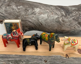 Miniature Dala Horse: Hand-Painted Kurbits Wood Carving, Vintage Swedish Decor