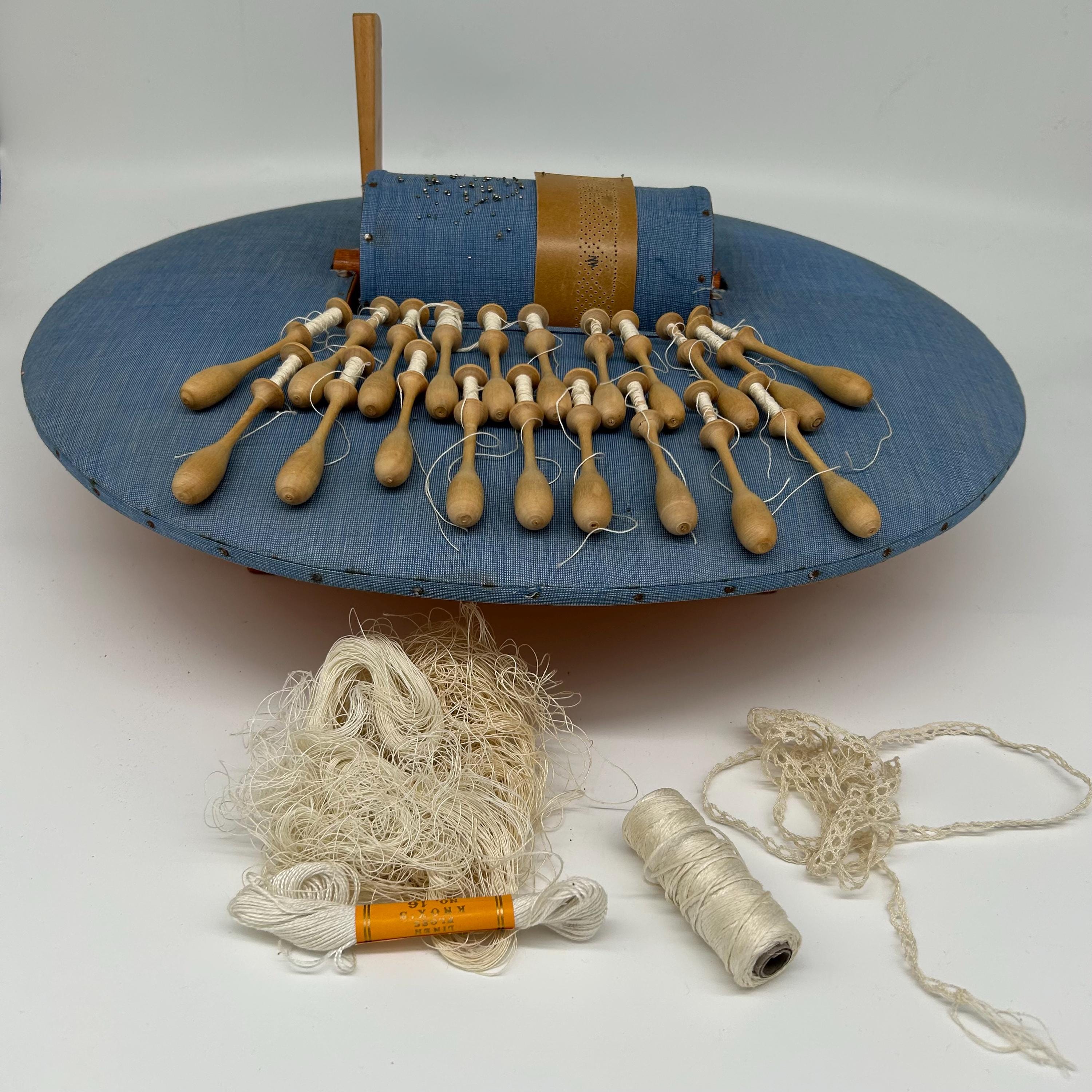 スウェーデン製 ボビンレース用 枕 ピロー G limakra ヴィンテージスウェーデン製ボビンレース枕箱（木製ボビン20個付き