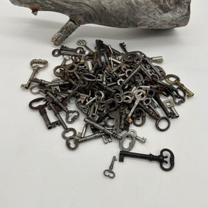 Antik skelettnyckel, från hela Europa, mestadels skandinavisk, 3 till 10 cm (1-4") Priset är per styck, 70 olika, välj din