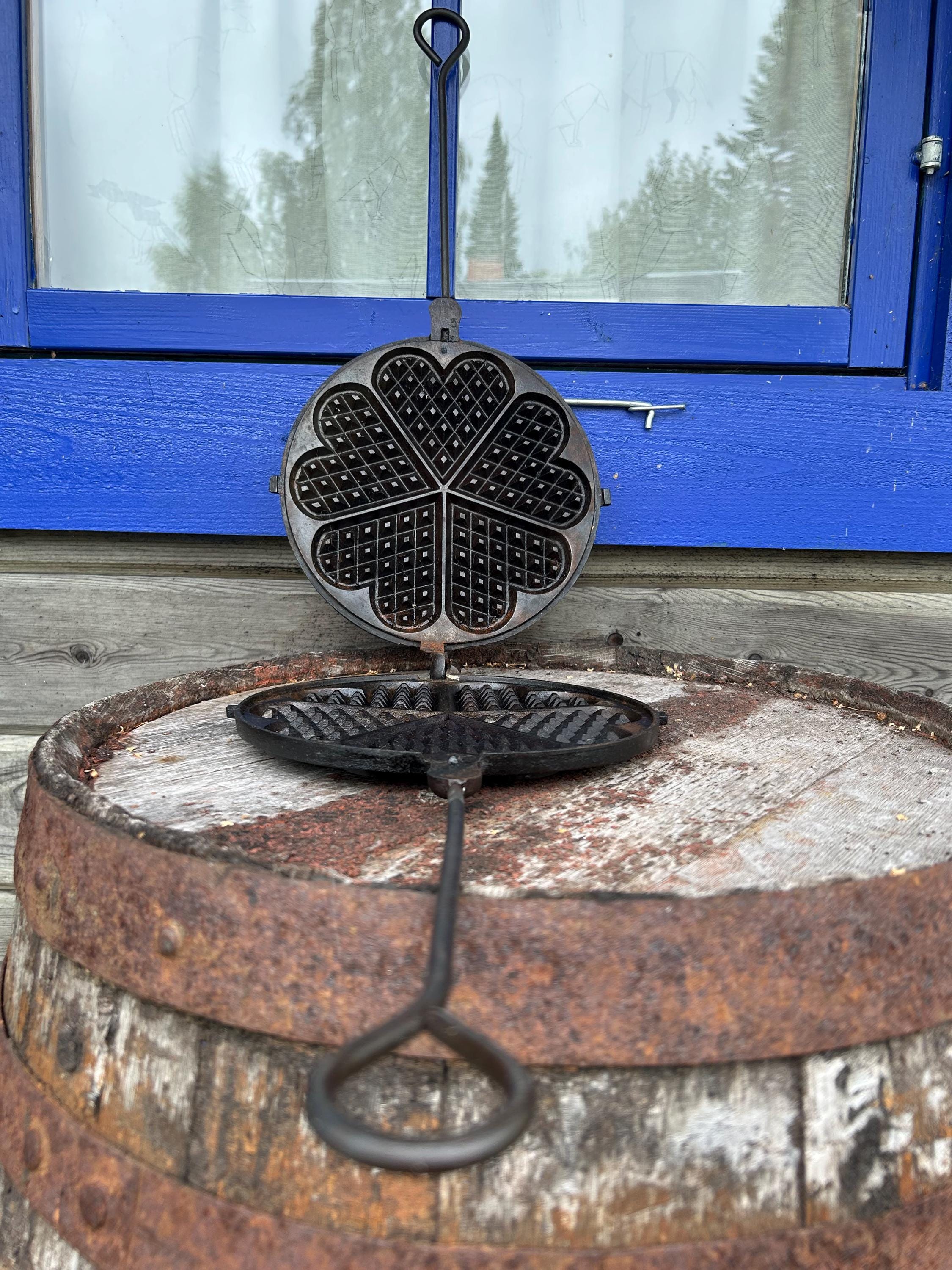 Vintage Husqvarna Cast Iron Waffle Iron: Swedish No 10, Open Fire