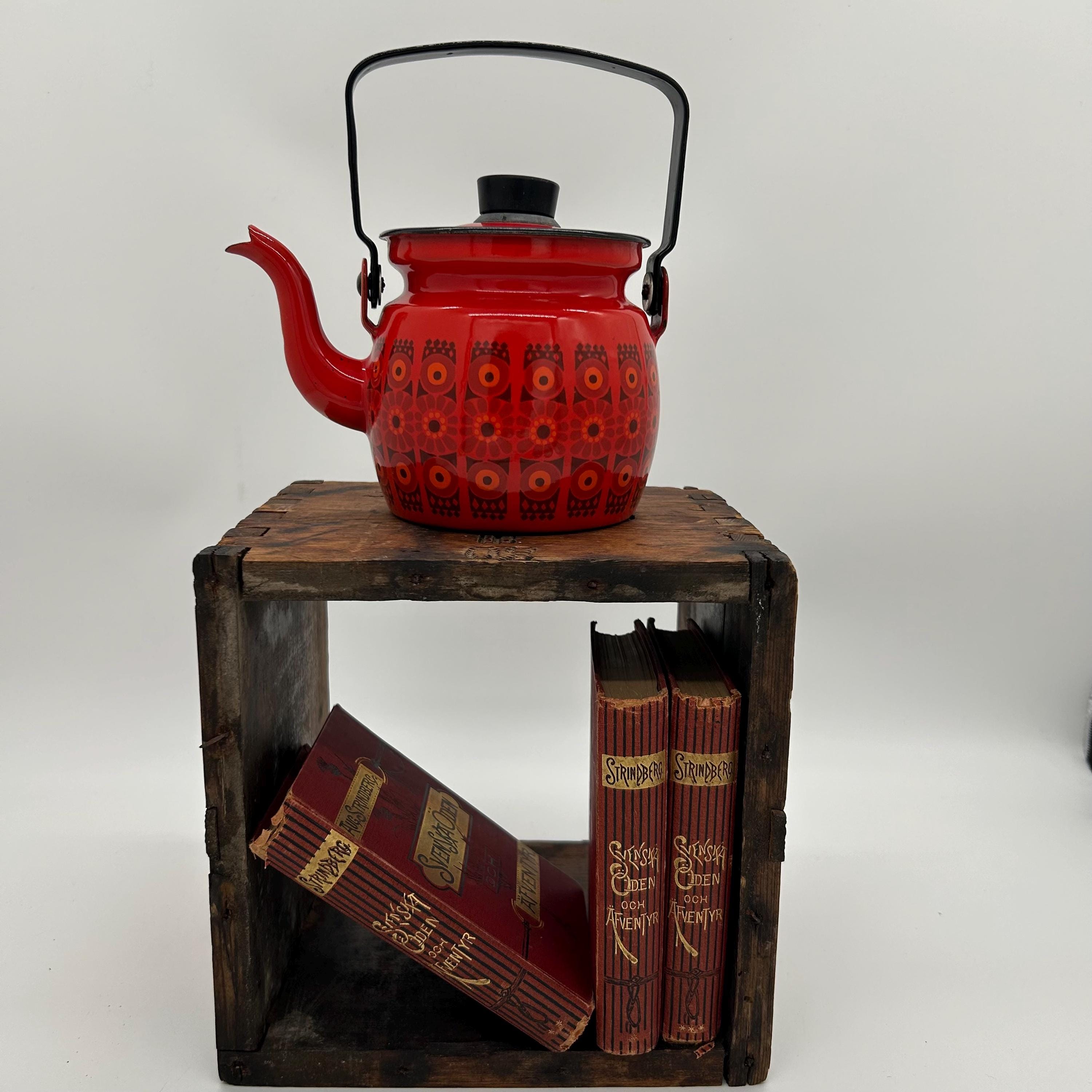 ARABIA, Kaj Franck Enamel Teapot Scandinavian design,  Red Daisy Kehrä Enamel Finel, Red Enamel FINLAND, VINTAGE, decorate your home, 1960