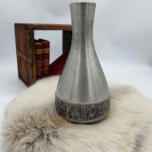 Vase Viking norvégien EIK Tinn en étain, d&#39;inspiration viking, design nordique, Norvège 1970, avec l&#39;orignal, le tétras des bois, l&#39;ours, l&#39;aigle.