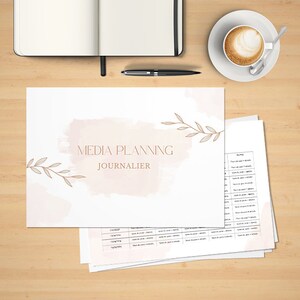 Peut inclure: Un journal de planification des médias imprimable avec un fond aquarelle et des accents floraux. Le titre est "Media Planning Journalier".