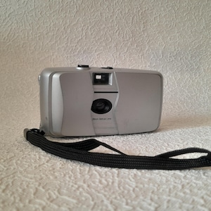 Vintage zilveren filmcamera: 28 mm lens, inclusief riem
