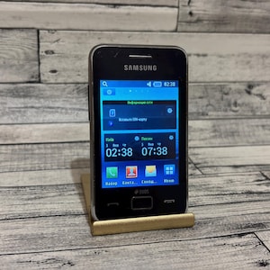 Celular funcionando Samsung Star 3 Duos S5222. Samsung preto. Número de câmeras principais 1. Cartões de memória 32 GB. O telefone é pequeno.