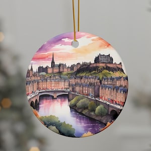 Adorno de viaje personalizado de Edimburgo, Escocia, adorno de ciudad en acuarela, elegante adorno navideño para decoración del hogar, regalo personalizado para un amigo