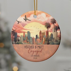 Verlovingsornament, aangepaste locatie aquarel stadsgezicht kaart, gepersonaliseerd cadeau voor pas verloofd stel, eerste kerstmis verloofd in 2024
