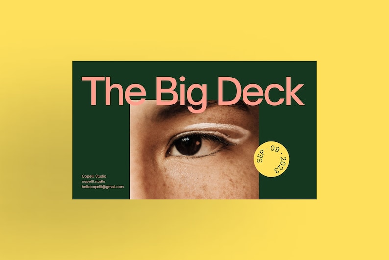 Puede incluir: Primer plano de un ojo con delineador blanco. El fondo es verde oscuro con el texto "The Big Deck" en rosa y la fecha "SEP. 09. 2023" en un c&iacute;rculo amarillo.