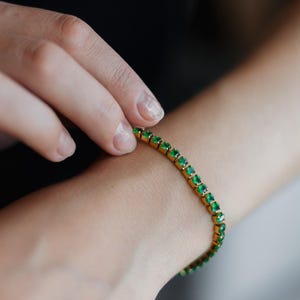 Smaragdgrün Tennis Armband • Gold Edelstahl Armband • Geschenk für sie • Abschlussball Armband • Anlauffrei Bild 4