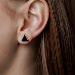 Puces d'oreilles triangulaires en émail noir avec finition plaquée or • Boucles d'oreilles pour fille, femme • Boucles d'oreilles pour garçons et hommes • Puces d'oreilles pour hommes