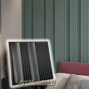 Pode incluir: Um molde de painel de parede 3D preto com um design nervurado. O molde é mostrado contra uma parede com linhas verticais.