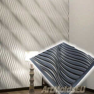 Op de afbeelding: Een wit, getextureerd wandpaneel met een golfachtig patroon. Een grijs vierkant paneel met een vergelijkbaar ontwerp wordt op de voorgrond weergegeven. Het paneel heeft een herhalend, golvend ontwerp. Het logo "ArtMoldsEU" is zichtbaar op het grijze paneel.
