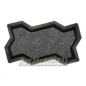 Pode incluir: Forma de plástico preto para fazer pedras de calçada de concreto. A forma tem o formato de um ziguezague.