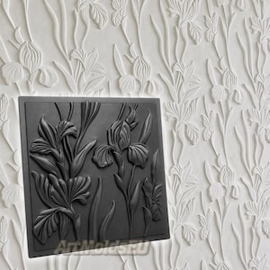 Puede incluir: Un molde cuadrado de silicona negra con un diseño en relieve de flores y hojas de iris. El molde se coloca sobre un fondo blanco que muestra un patrón en relieve a juego del mismo motivo floral de iris, con el texto ArtMoldsEU.