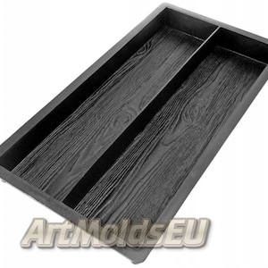 Puede incluir: Molde de caucho negro para crear pasarelas de hormigón con un diseño de tablones de madera. El molde tiene dos secciones, creando un aspecto realista de tablones de madera.