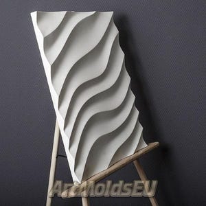 Könnte beinhalten: Weiße Wandverkleidung mit einem wellenförmigen, abstrakten Design. Die Verkleidung ist auf einem Holzständer montiert.
