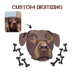 Puede incluir: Diseño bordado de la cabeza de un perro marrón con una expresión juguetona, rodeado de cinco diseños negros en forma de hueso.