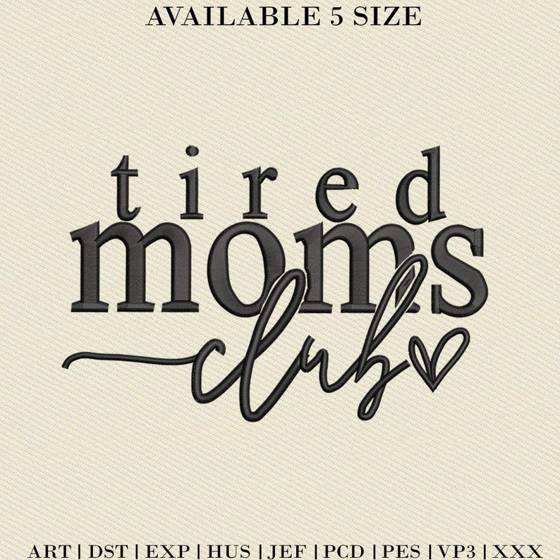 Peut inclure: Broderie noire et blanche du texte "tired moms club" avec un petit c&oelig;ur. Le motif est disponible en cinq tailles. Le texte "ART | DST | EXP | HUS | JEF | PCD | PES | VP3 | XXX" est en bas de l'image.