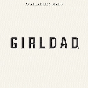 以下が含まれることがあります： クリーム色の背景に、太字の黒いブロック体で「GIRLDAD」の文字。テキストの上には、より小さい黒いフォントで「AVAILABLE 5 SIZES」というフレーズがあります。文字はテクスチャ加工されています。