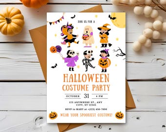 Könnte beinhalten: Halloween-Kostümparty-Einladung mit Cartoon-Illustrationen von Kindern in Kostümen. Die Einladung enthält Datum, Uhrzeit und Ort, mit Kürbissen und Fledermäusen als dekorative Elemente. Der Text lautet: "Trage dein gruseligstes Kostüm!"