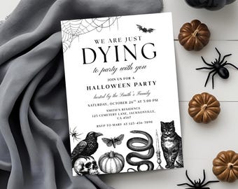 Puede incluir: Invitación a una fiesta de Halloween con el texto "WE ARE JUST DYING to party with you". El diseño en blanco y negro incluye una telaraña, un murciélago, un cuervo, una calavera, una serpiente y un gato. Las calabazas y arañas decorativas rodean la invitación.