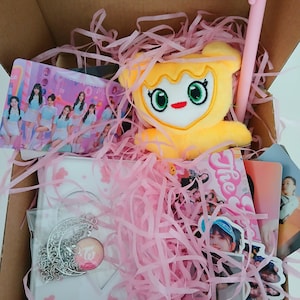 TWICE "LOVELY BOX". Mystery Box pour Once. 1 porte-clé peluche Lovely, 1 Binder, des pc, des stickers et encore plus de surprises...