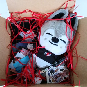 SUPER SKZOO BOX. Mystery Box Straykids édition spéciale pour Stay. 1 peluche Skzoo, 1 binder, Pc, stickers, 1 stylo Skzoo...