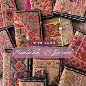 Könnte beinhalten: Eine Sammlung von A5-Notizbüchern mit Stoffeinbänden, aufwendigen Stickereien, metallischen Fäden und bunten Patchwork-Mustern. Jedes Notizbuch ist mit einer dünnen Kordel und einem kleinen Edelstein-Anhänger versehen. Text: ONE OF A KIND Handmade A5 Journal.