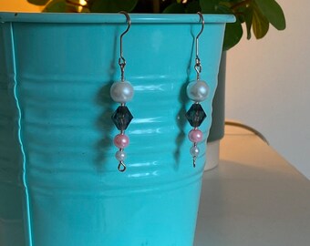 Pendientes de gotas con cuentas, pendientes de gotas de cuentas de vidrio blanco y rosa con un encanto, pendientes con cuentas