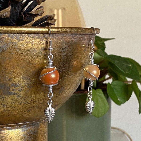 Perles de verre enveloppées dans des boucles d'oreilles en fil métallique avec breloque plume - Bijoux en fil métallique - Boucles d'oreilles bohème/hippie