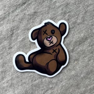 Trauriger Teddy Vinyl Aufkleber - alter verlorener einsamer Stofftierbär mit gebrochenem Herz
