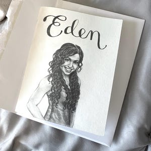 Cartão de aniversário feito à mão com retrato – Desenho a lápis personalizado com nome | Presente único para amigo, parceiro ou familiar