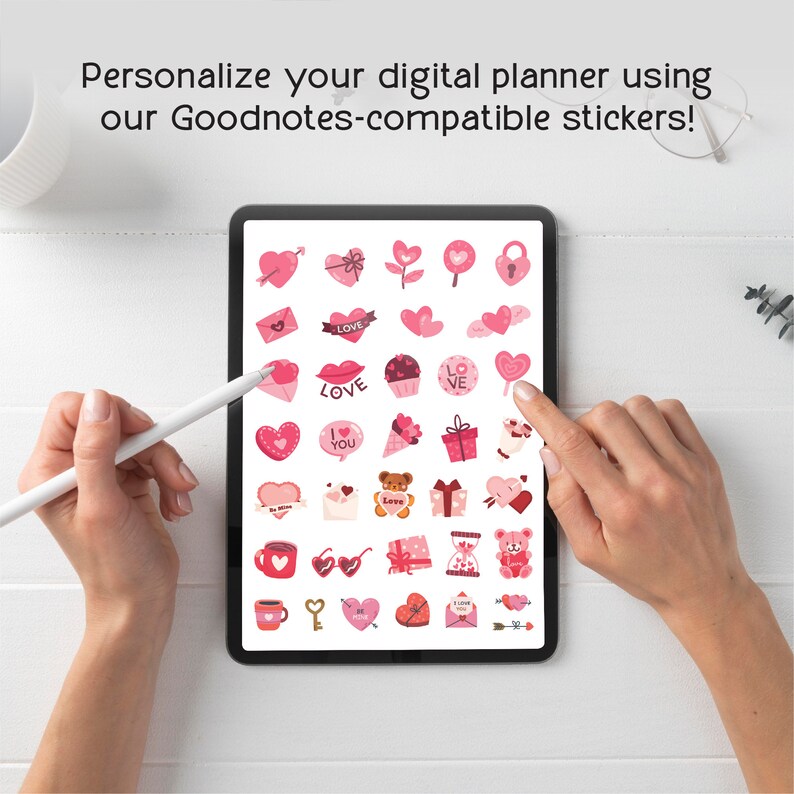 Puede incluir: Una pantalla de tableta digital que muestra una variedad de pegatinas de tem&aacute;tica de San Valent&iacute;n en rosa y rojo. Las pegatinas incluyen corazones, flores, cupcakes, osos de peluche y las palabras "Love" e "I Love You".