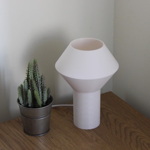 Small Desk Lamp – Minimalist Geometric Table Lamp for Modern Workspaces & Bedrooms - LUMO