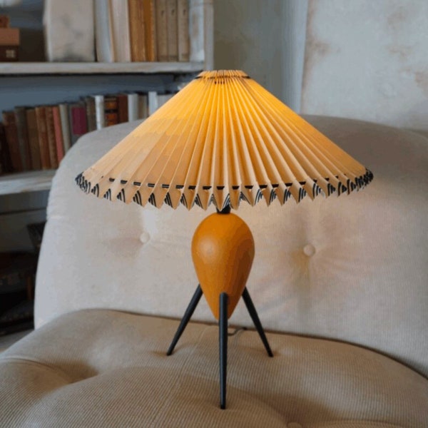 Mid Century Danish Japandi Style Wooden Pleated Lampshade Table Lamp Kyoto Footed Lamp Minimalist Decor 3 Legged Lamp Scandinavian Design