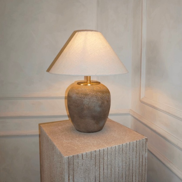 Lampe de table rustique en céramique avec abat-jour en tissu neutre - Éclairage décoratif artisanal fabriqué à la main