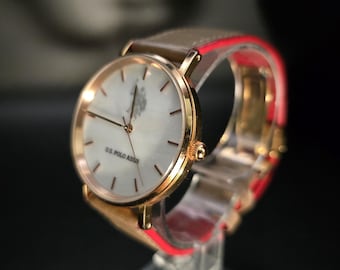 Orologio da polo al quarzo con quadrante bianco a conchiglia, prodotto dalla United States Equestrian Association.