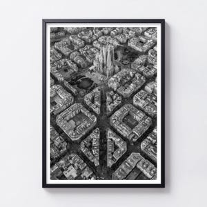 Könnte beinhalten: Eine schwarz-weiße Luftaufnahme eines Stadtplans mit der Sagrada Familia im Zentrum, umgeben von dichten Häuserblöcken und Straßen, alles eingefasst in einen dünnen schwarzen Rahmen, der die architektonischen Details hervorhebt.