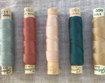 Filo di seta naturale Gutermann “Laska”. Vintage ▾. Lotti da 5 o 10 bobine, ordinare i colori desiderati (disponibili in tabella) tramite messaggio.