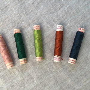 Hilo seda natural Gutermann Domo. Vintage. Lotes de 5 o 10 bobinas, pedir colores deseados en la tabla están los disponibles por mensaje 5 bobinas