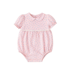 Peut inclure: Un body rose pour bébé avec un motif floral de petites fleurs bleues. Le body présente un col Claudine, des manches courtes bouffantes et une bordure en dentelle blanche à la taille. Vêtement pour nourrissons.