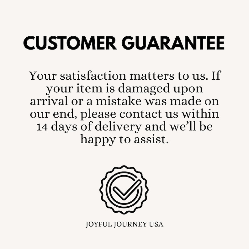 Puede incluir: Texto sobre un fondo crema que dice "CUSTOMER GUARANTEE". El texto de abajo indica que la satisfacci&oacute;n es importante, y los art&iacute;culos da&ntilde;ados o errores deben ser reportados dentro de los 14 d&iacute;as. Un emblema circular con una marca de verificaci&oacute;n est&aacute; debajo, con "JOYFUL JOURNEY USA" debajo.