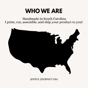 Puede incluir: Una silueta negra del mapa de los Estados Unidos sobre un fondo crema. El texto "WHO WE ARE" est&aacute; en la parte superior, con "Handmade in South Carolina" debajo. Tambi&eacute;n se incluye el texto "I print, cut, assemble, and ship your product to you!". Las palabras "JOYFUL JOURNEY USA" est&aacute;n en la parte inferior.