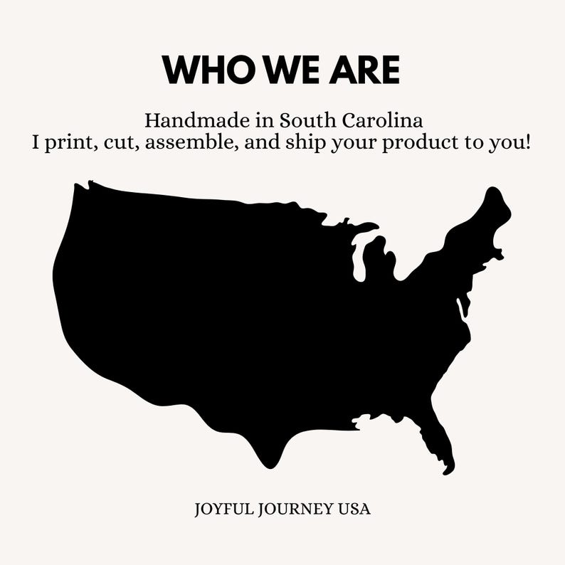 Puede incluir: Una silueta negra del mapa de los Estados Unidos sobre un fondo crema. El texto "WHO WE ARE" est&aacute; en la parte superior, con "Handmade in South Carolina" debajo. Tambi&eacute;n se incluye el texto "I print, cut, assemble, and ship your product to you!". Las palabras "JOYFUL JOURNEY USA" est&aacute;n en la parte inferior.