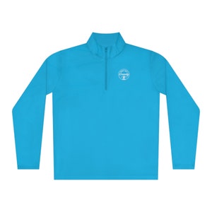 Peut inclure: Un pull-over turquoise à manches longues avec un col montant et une fermeture éclair quart de zip. Le t-shirt présente un motif circulaire blanc sur la poitrine avec le texte "Don't Get Greedy".